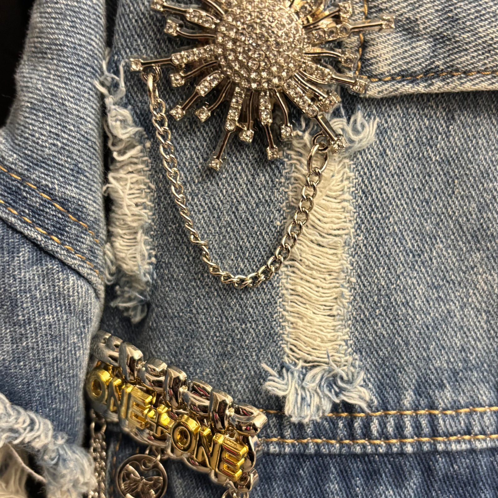 Blue Jeans Jacket with Decorative Pins - immagine 4