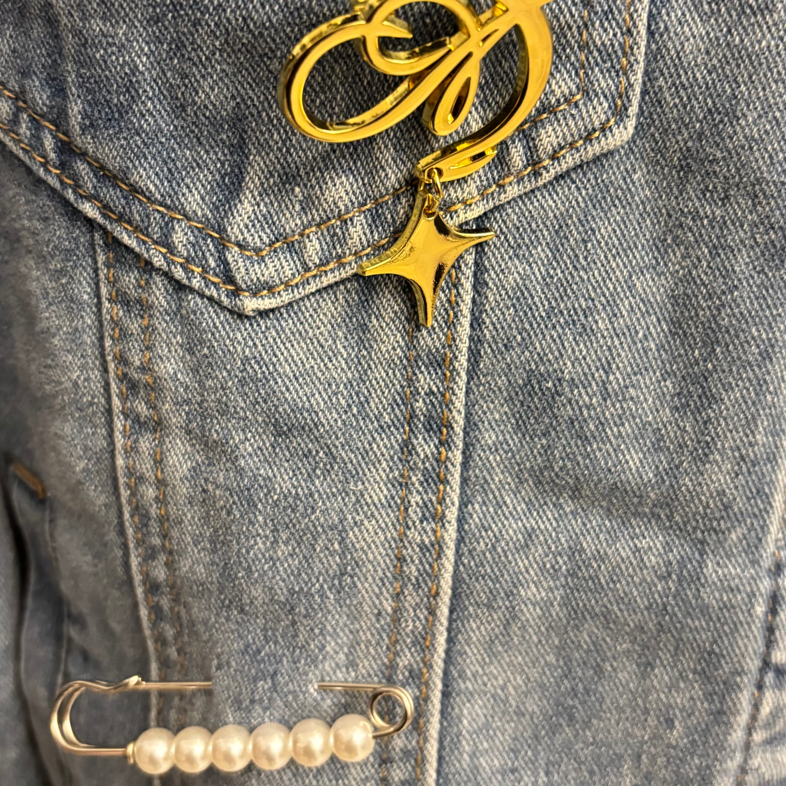 Blue Jeans Jacket with Decorative Pins - immagine 3